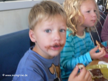 Mit beiden Enkelkindern an Bord